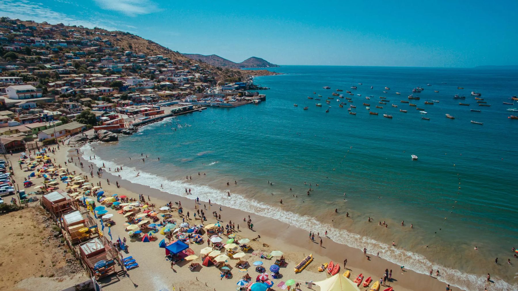 Playa de Guanaqueros llena en temporada de verano
